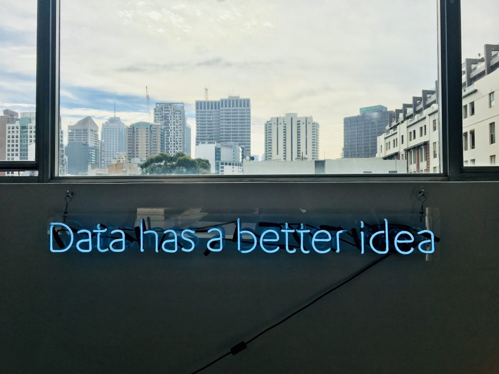 Ein Neon-Schriftzug mit der Aufschrift "Data has a better idea".
