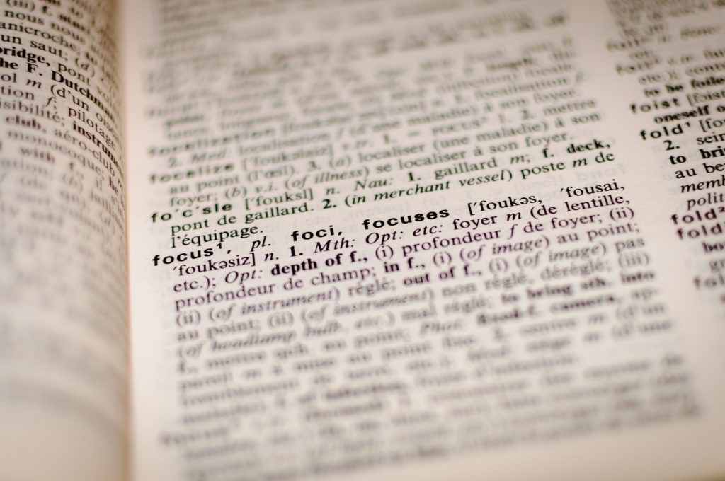 Der Ausschnitt eines Wörterbuches. Zu sehen ist der Eintrag des Wortes "focus".