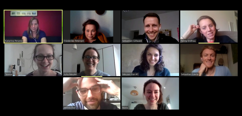 Man sieht das Team von Stiftung Bürgermut im Zoom-Videocall: 10 Personen in Minikacheln an ihren Webcams