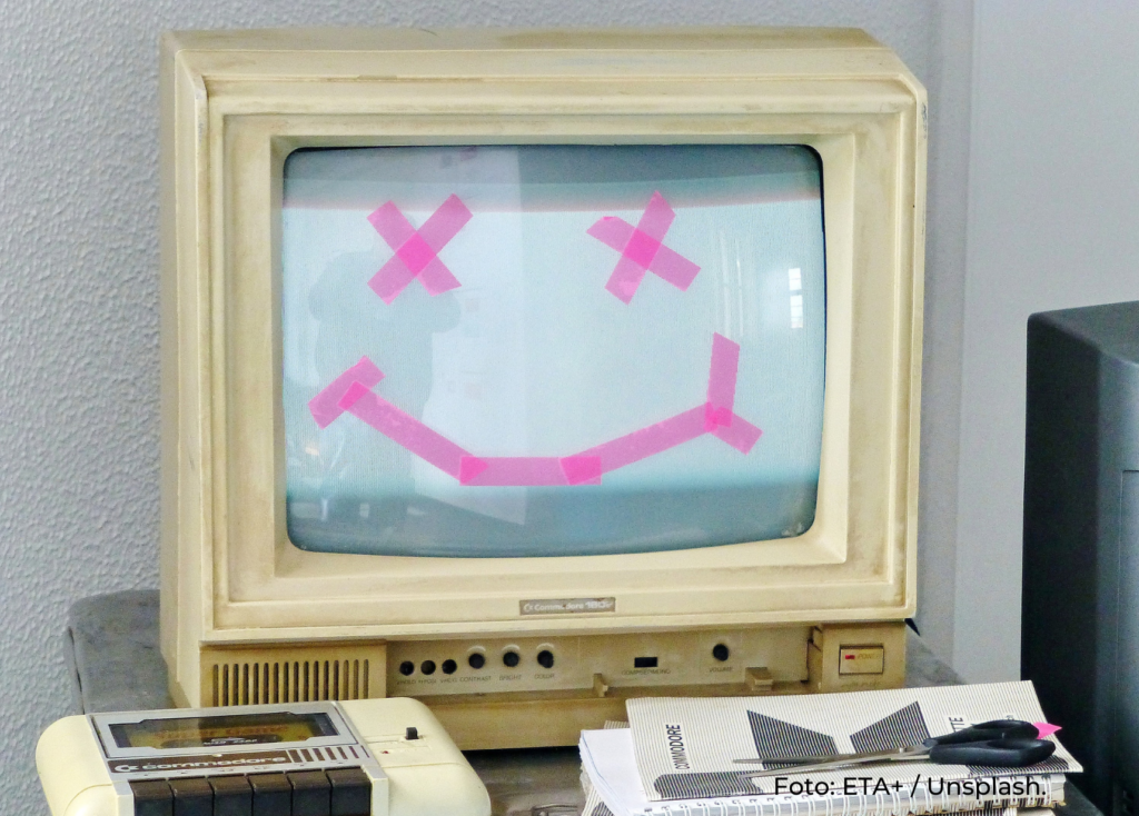 Foto eines Coomodore 64-Desktops, auf den mit Klebestreifen ein Smiley geklebt ist.