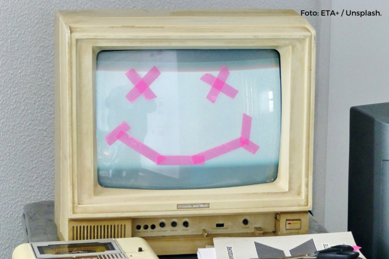 Foto eines Coomodore 64-Desktops, auf den mit Klebestreifen ein Smiley geklebt ist.
