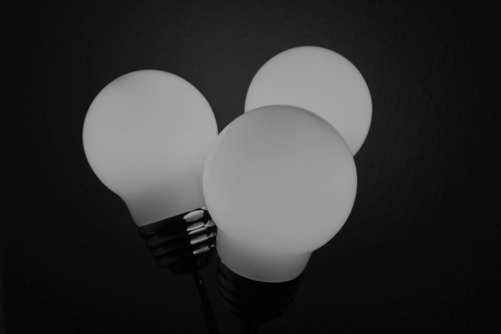 Foto von drei weißen Glühbirnen als Synonym für Videokonferenzen ohne SchnickSchnack