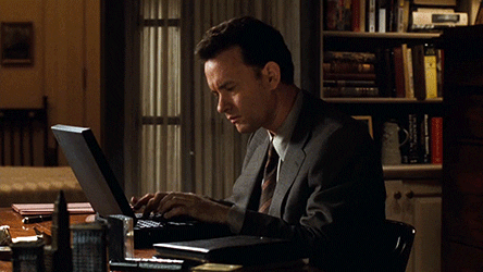 Tom Hanks schreibt im Film "E-Mail für dich" verzweifelt einen Text.
