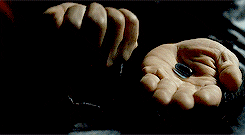 Ausschnitt aus dem Film Matrix, bei der die blaue und die rote Kapsel in der Hand des Protagonisten ausgebreitet liegen. Die Qual der Wahl: Auch bei Spenden-Plattformen