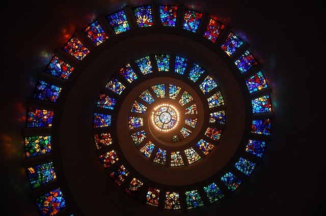Eine spirale bunter Fenster