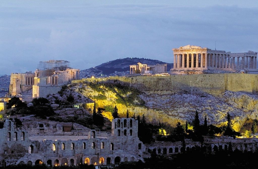Bild der Akropolis bei Dämmerung und der Anhöhe mittig.