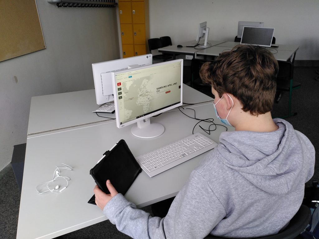 Foto eines jungen, der an einem Bildschirm auf der mapstories Oberfläche navigiert.