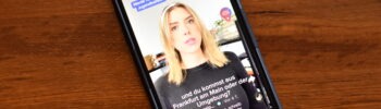 Ein Smartphone, auf dessen Bildschirm ein Video der Stiftung Deutsche Depressionshilfe auf Tiktok zu sehen ist.