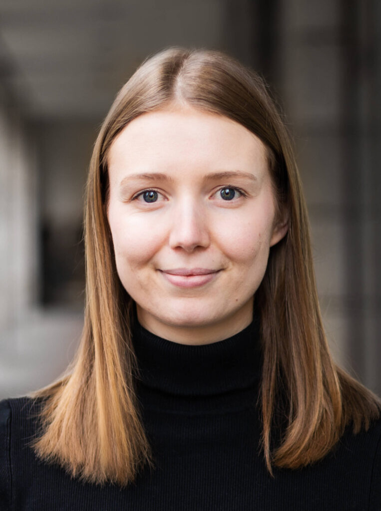 Porträt von Lisa Bäuerle: Eine junge Frau lächelt in die Kamera.
